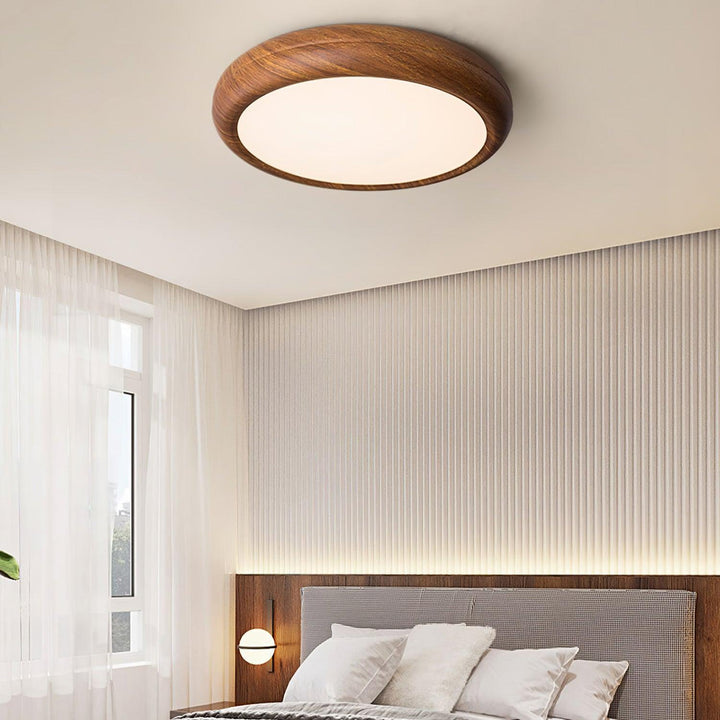 Lampa sufitowa okrągła z drewnianym wykończeniem