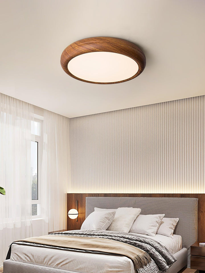 Lampa sufitowa okrągła z drewnianym wykończeniem