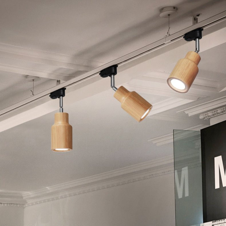 Lampa sufitowa na drewnianym torze