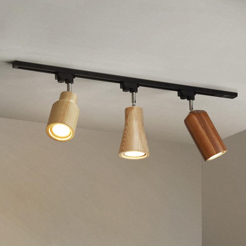 Lampa sufitowa na drewnianym torze