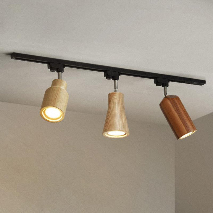 Lampa sufitowa na drewnianym torze