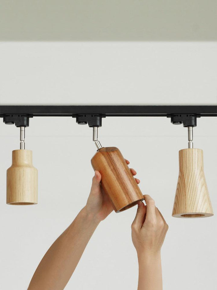 Lampa sufitowa na drewnianym torze