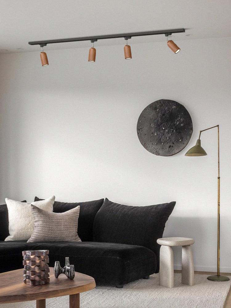 Lampa sufitowa na drewnianym torze
