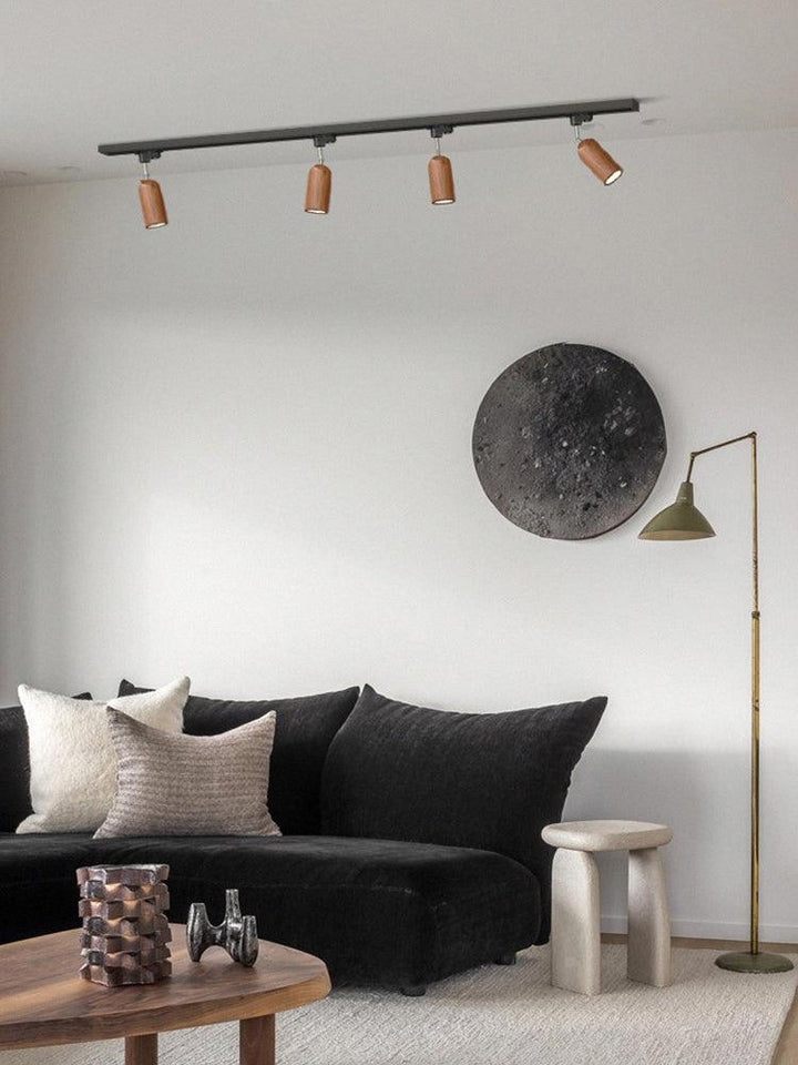 Lampa sufitowa na drewnianym torze