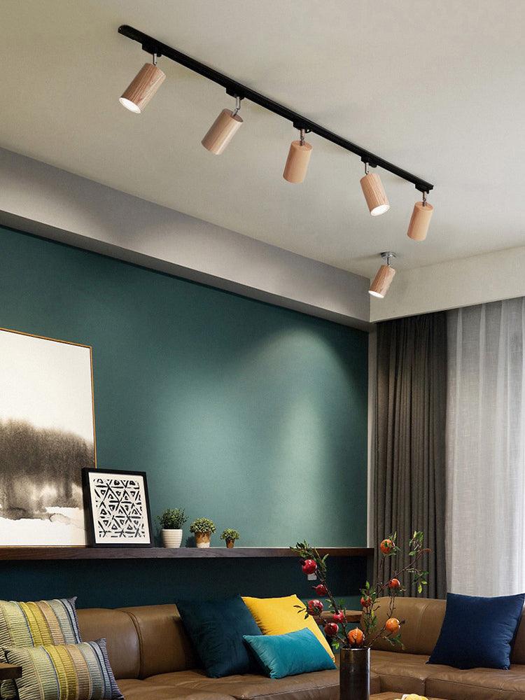 Lampa sufitowa na drewnianym torze