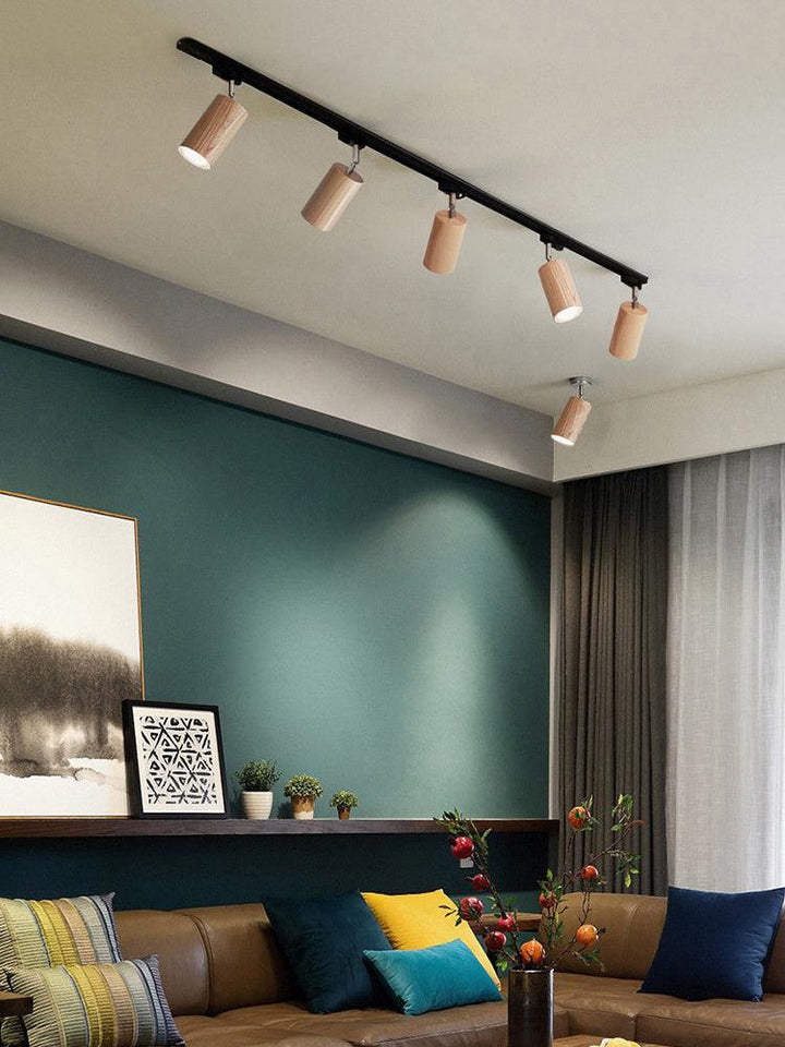 Lampa sufitowa na drewnianym torze