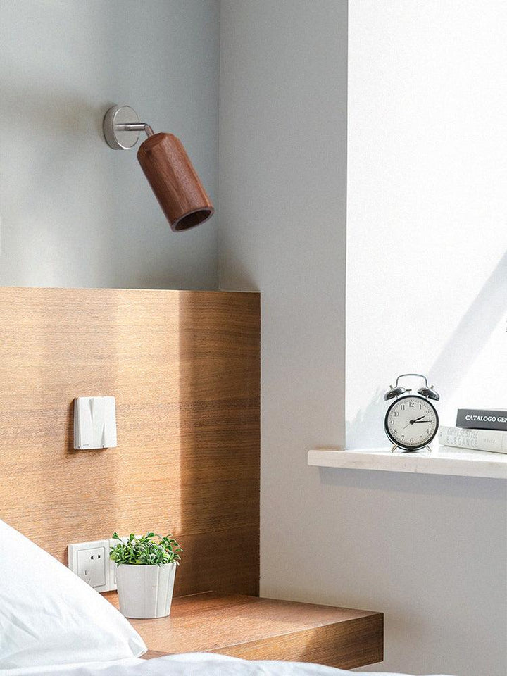 Lampa sufitowa na drewnianym torze