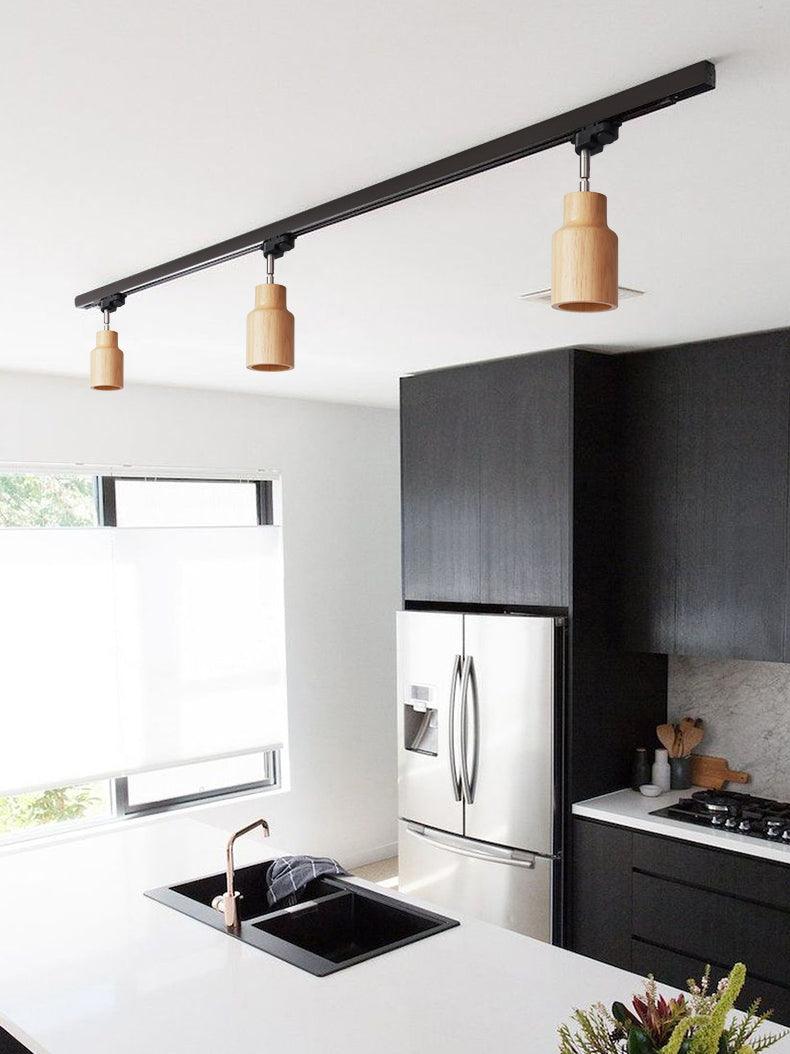 Lampa sufitowa na drewnianym torze