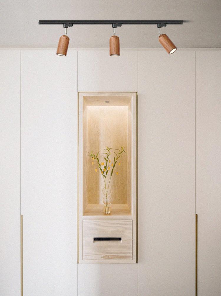 Lampa sufitowa na drewnianym torze