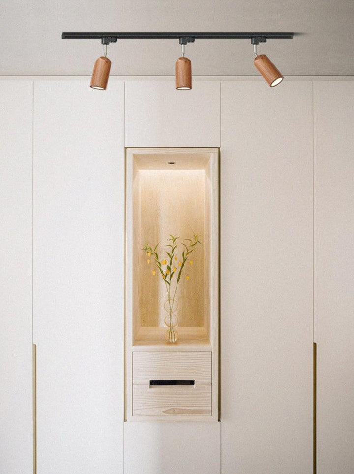 Lampa sufitowa na drewnianym torze