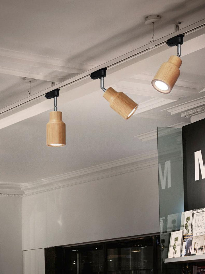 Lampa sufitowa na drewnianym torze