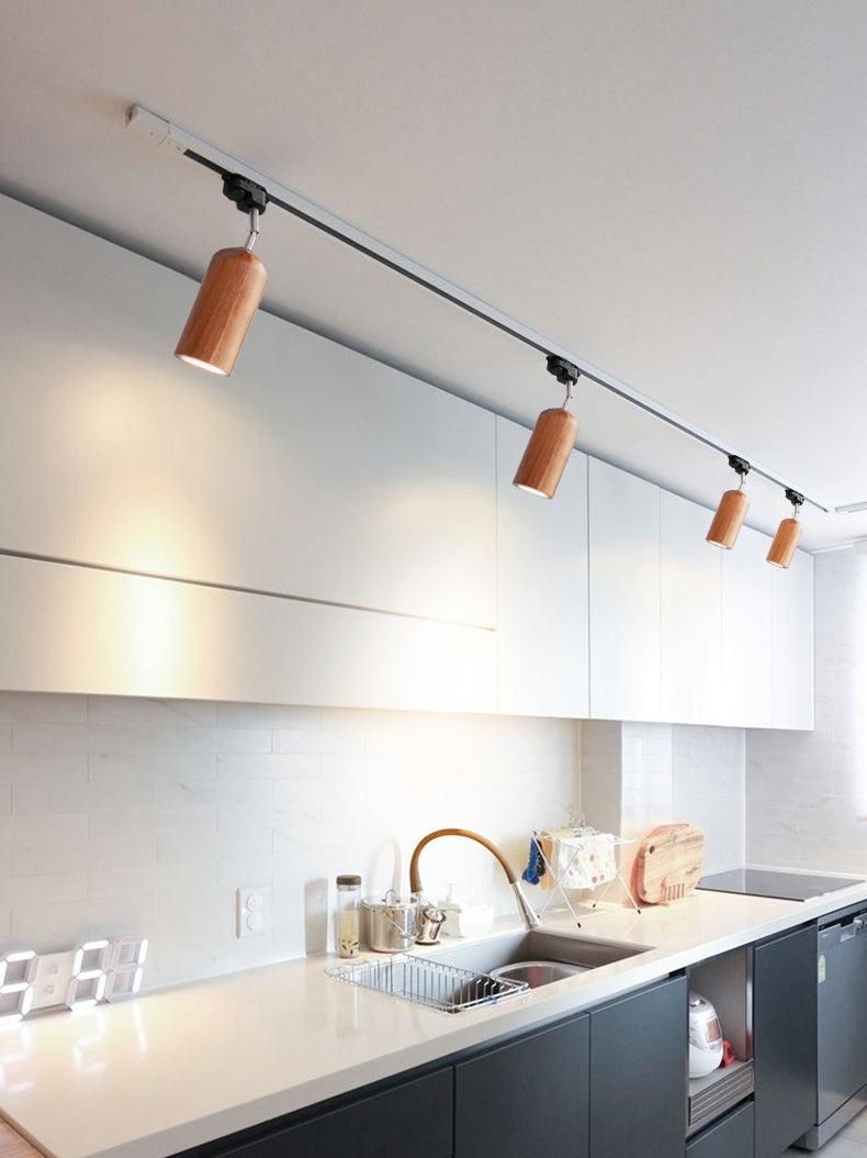 Lampa sufitowa na drewnianym torze