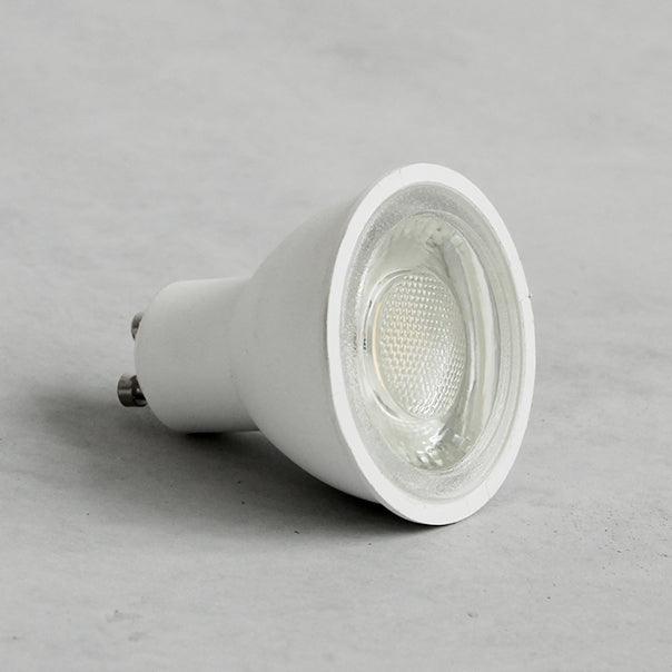 Lampa sufitowa na drewnianym torze