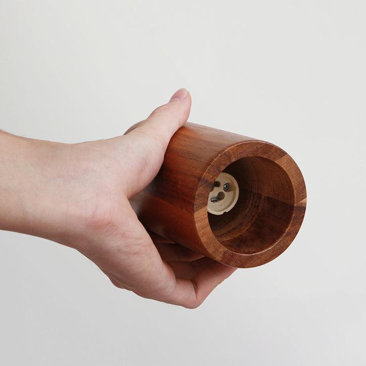 Lampa sufitowa na drewnianym torze
