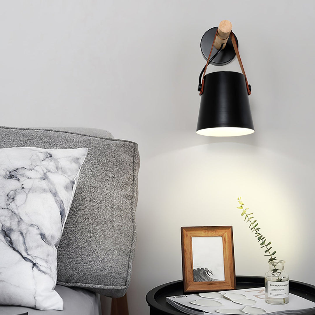 Drewniana stożkowa lampa ścienna