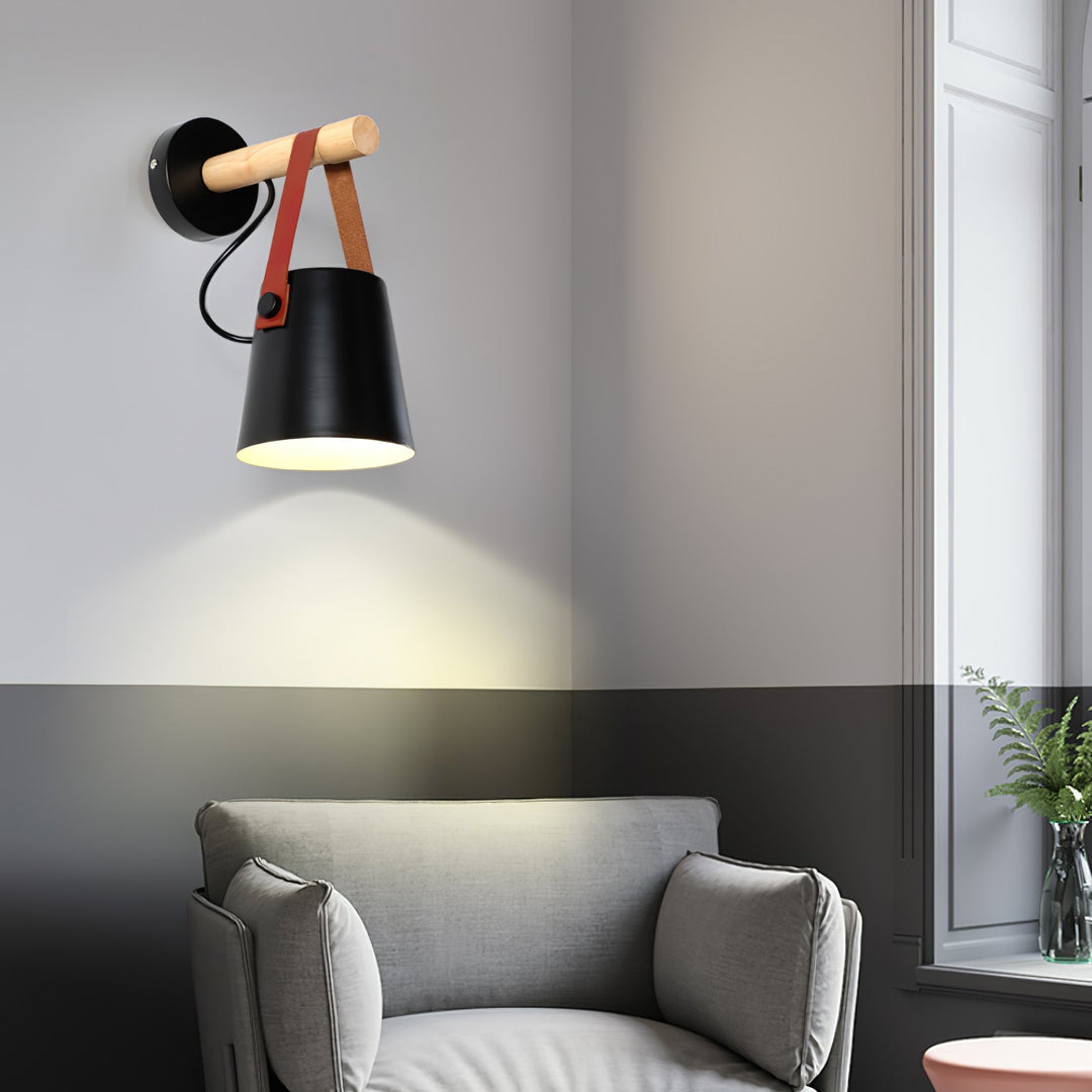 Drewniana stożkowa lampa ścienna