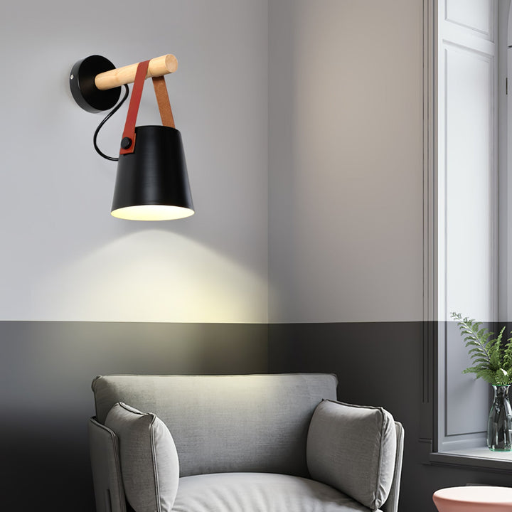 Drewniana stożkowa lampa ścienna