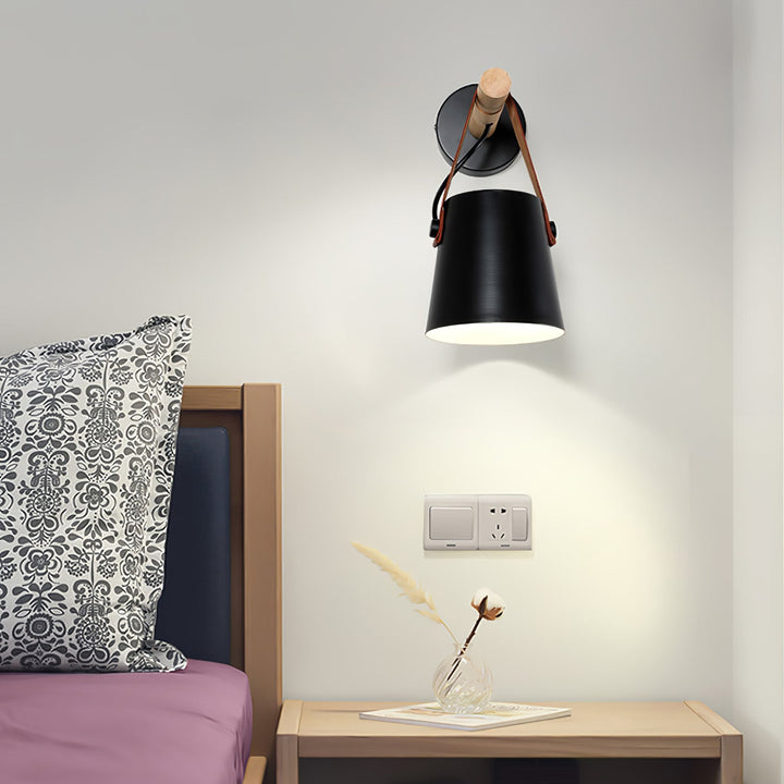 Drewniana stożkowa lampa ścienna
