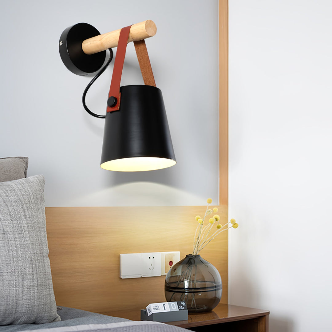 Drewniana stożkowa lampa ścienna