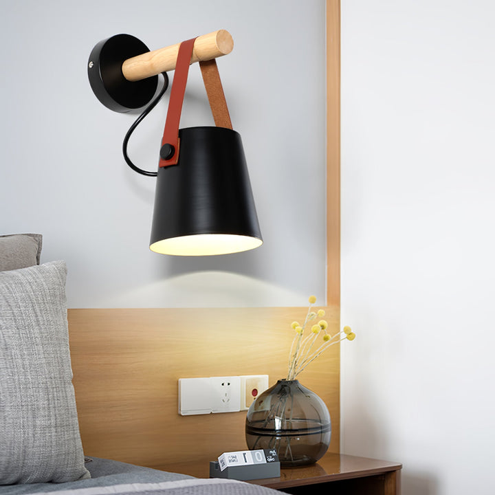 Drewniana stożkowa lampa ścienna