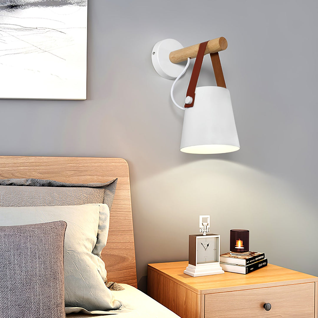 Drewniana stożkowa lampa ścienna