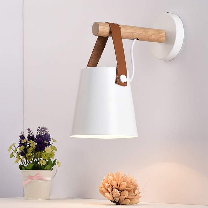 Drewniana stożkowa lampa ścienna
