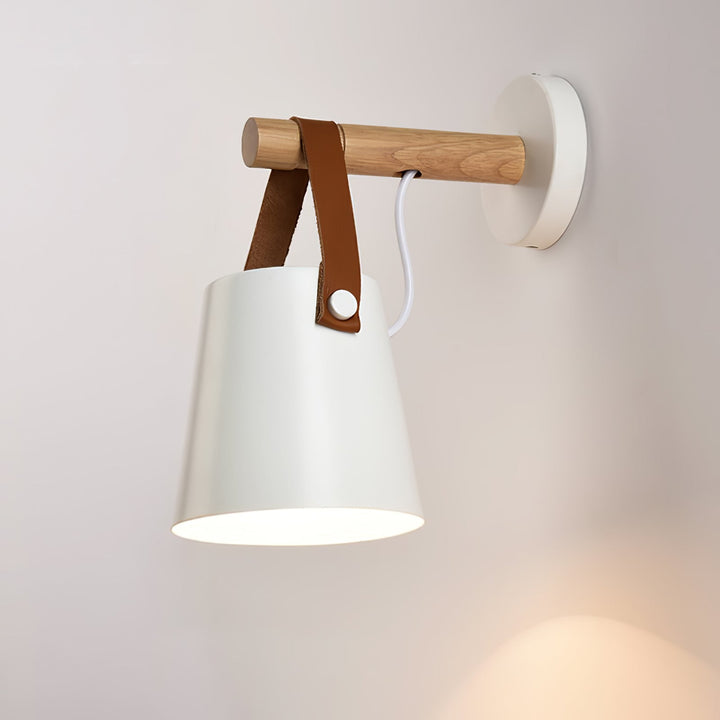 Drewniana stożkowa lampa ścienna