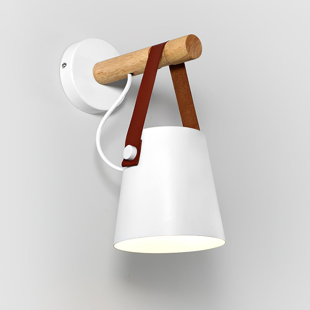 Drewniana stożkowa lampa ścienna