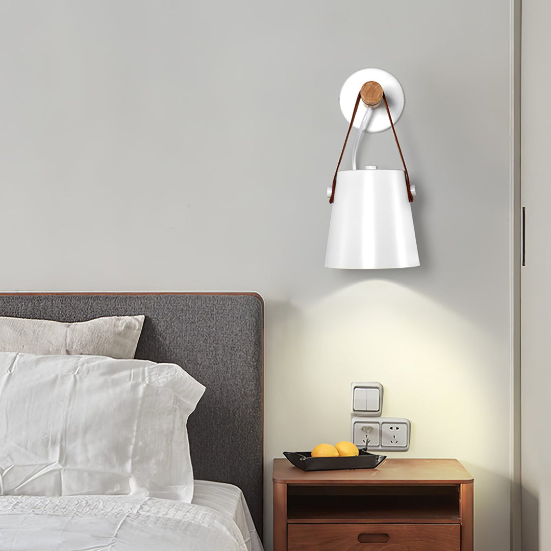 Drewniana stożkowa lampa ścienna