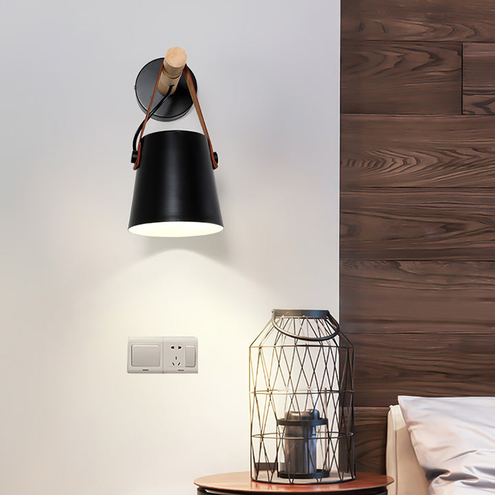 Drewniana stożkowa lampa ścienna