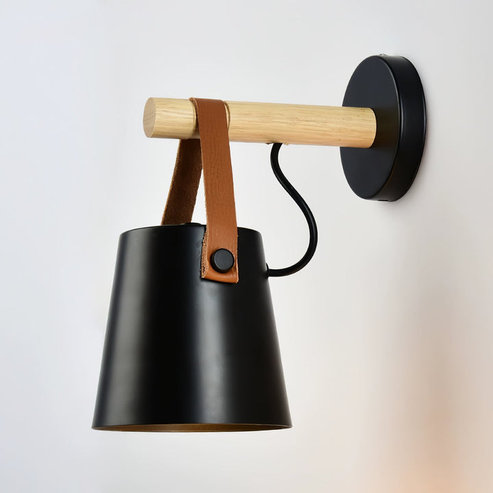 Drewniana stożkowa lampa ścienna
