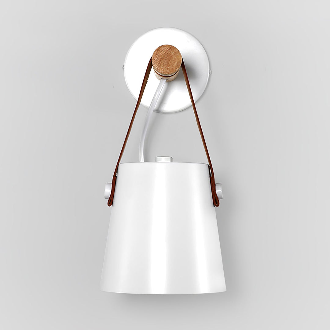 Drewniana stożkowa lampa ścienna