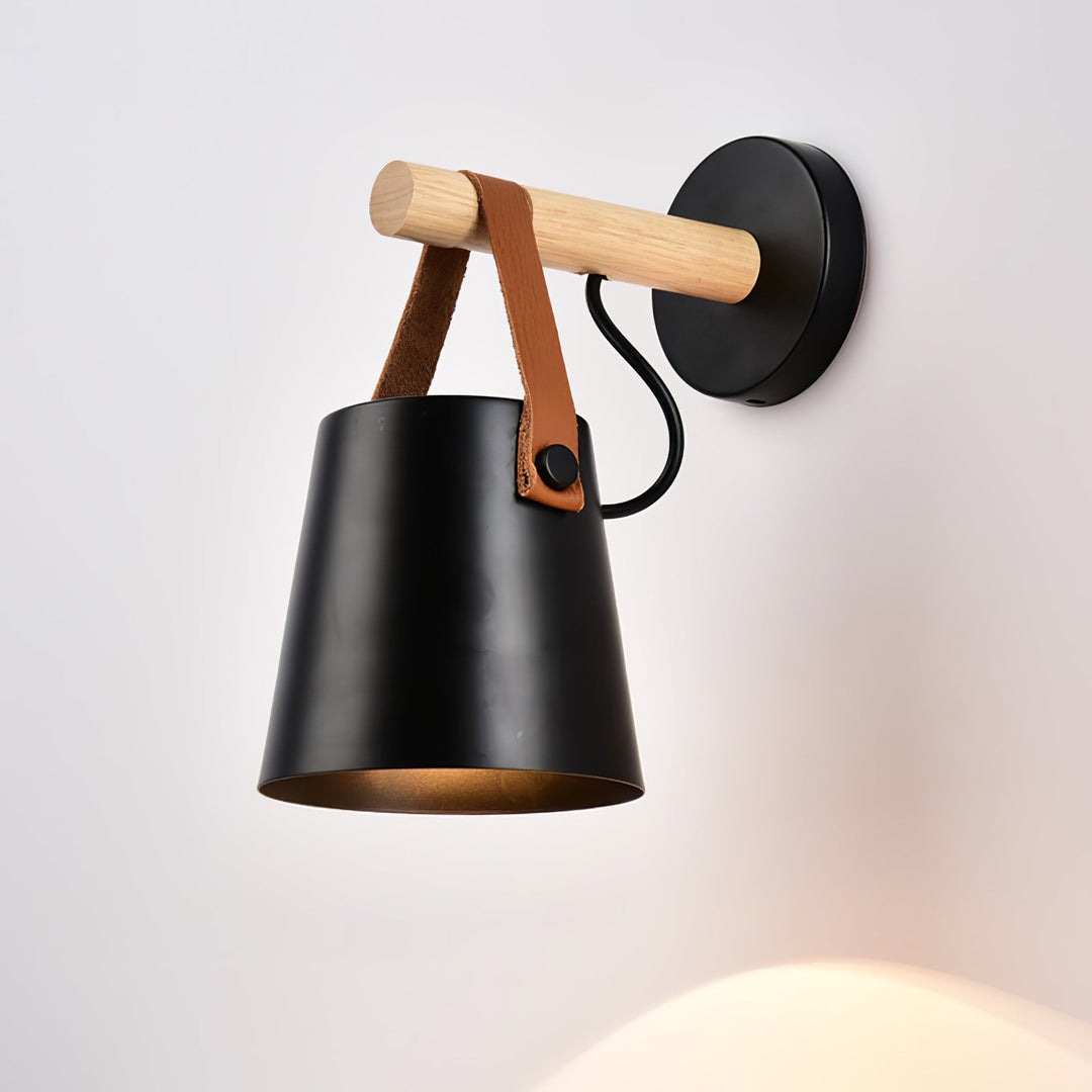 Drewniana stożkowa lampa ścienna
