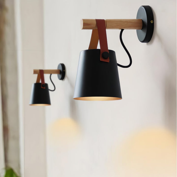 Drewniana stożkowa lampa ścienna