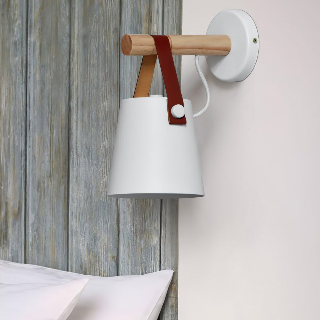 Drewniana stożkowa lampa ścienna