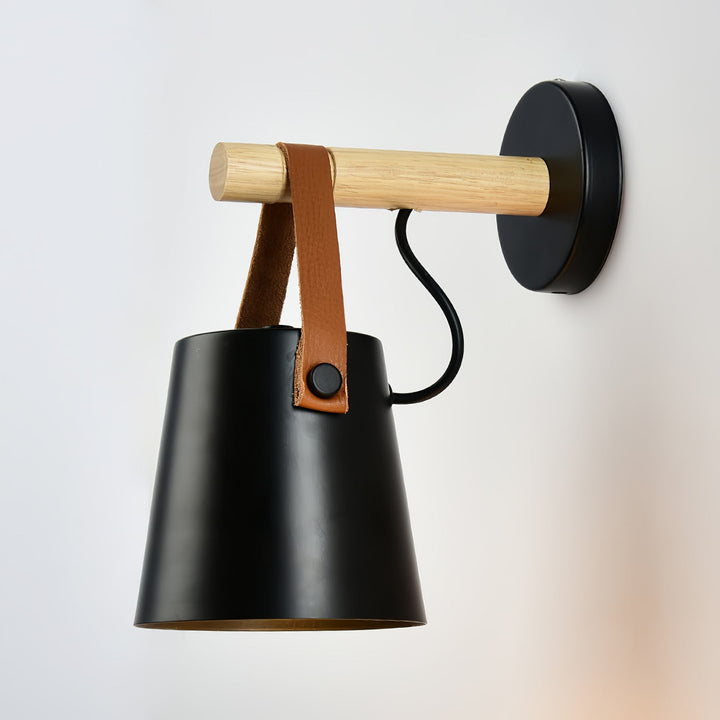 Drewniana stożkowa lampa ścienna