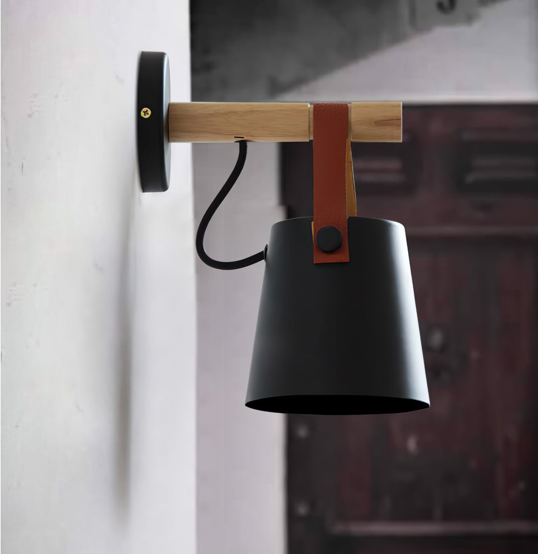 Drewniana stożkowa lampa ścienna