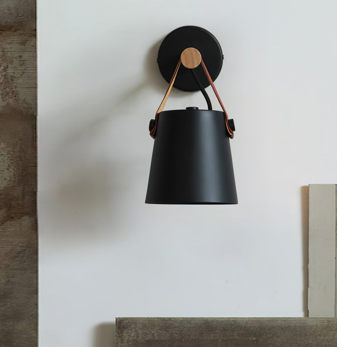 Drewniana stożkowa lampa ścienna