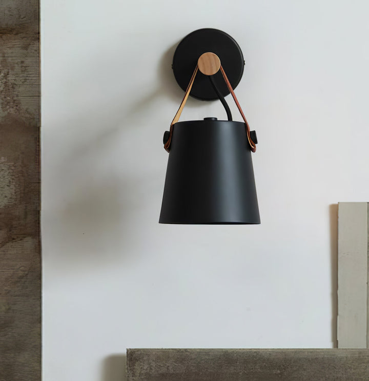 Drewniana stożkowa lampa ścienna