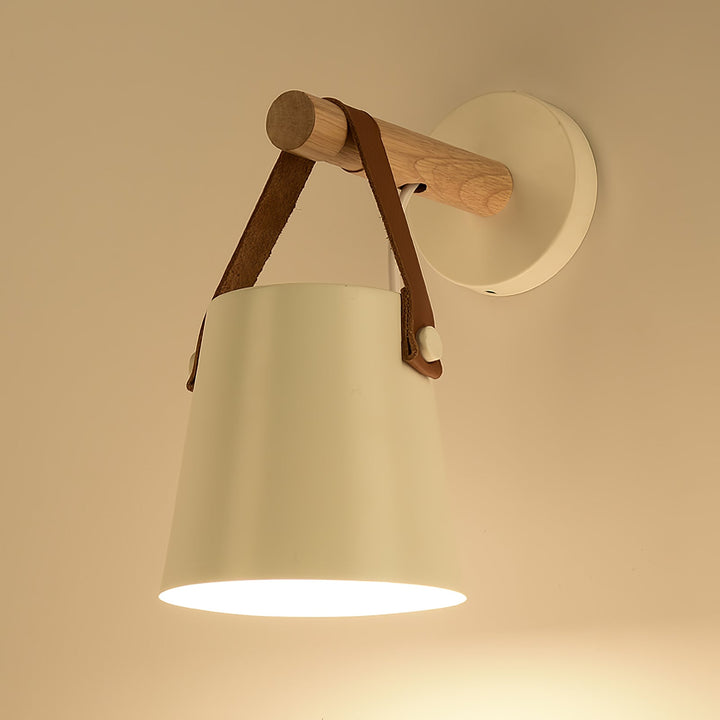 Drewniana stożkowa lampa ścienna