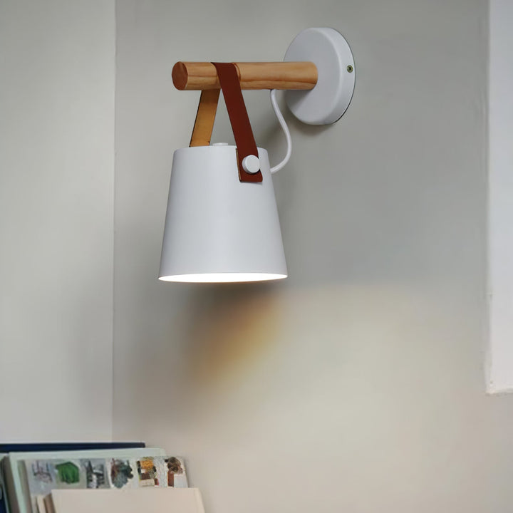 Drewniana stożkowa lampa ścienna
