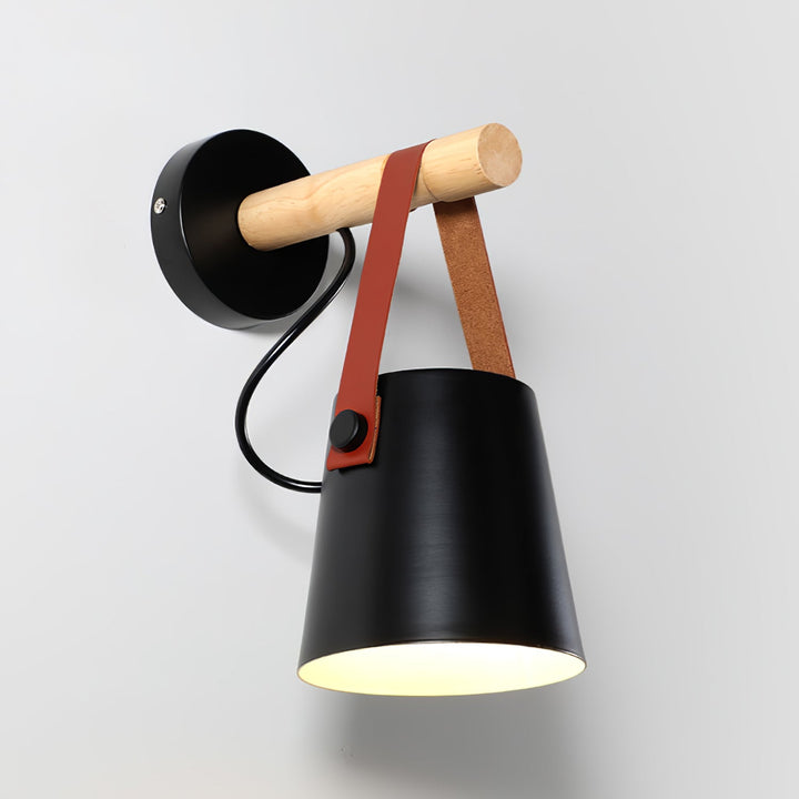 Drewniana stożkowa lampa ścienna