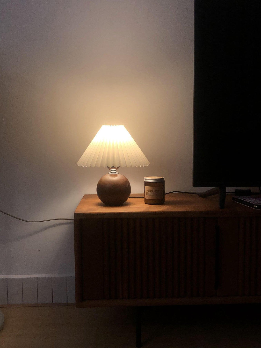 Drewniana Lampa Stołowa z Plisowanym Abażurem