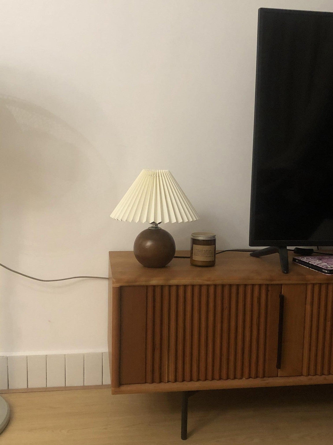 Drewniana Lampa Stołowa z Plisowanym Abażurem
