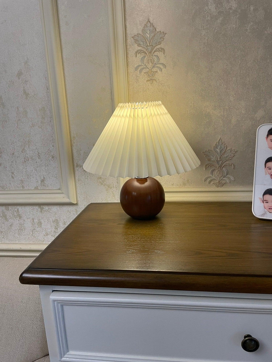 Drewniana Lampa Stołowa z Plisowanym Abażurem