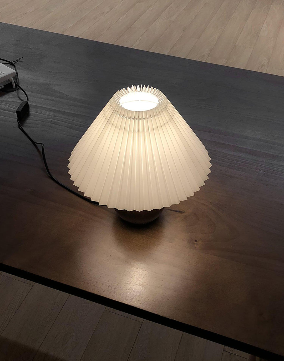 Drewniana Lampa Stołowa z Plisowanym Abażurem