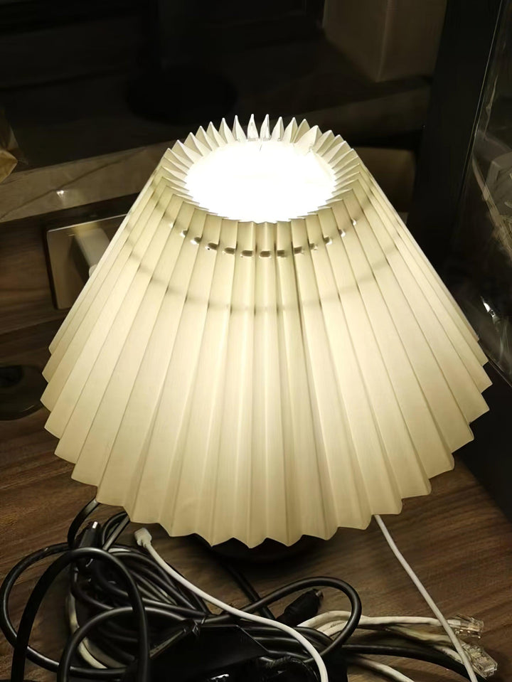 Drewniana Lampa Stołowa z Plisowanym Abażurem
