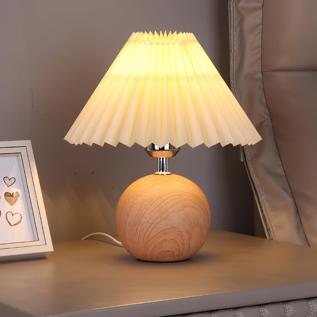 Drewniana Lampa Stołowa z Plisowanym Abażurem
