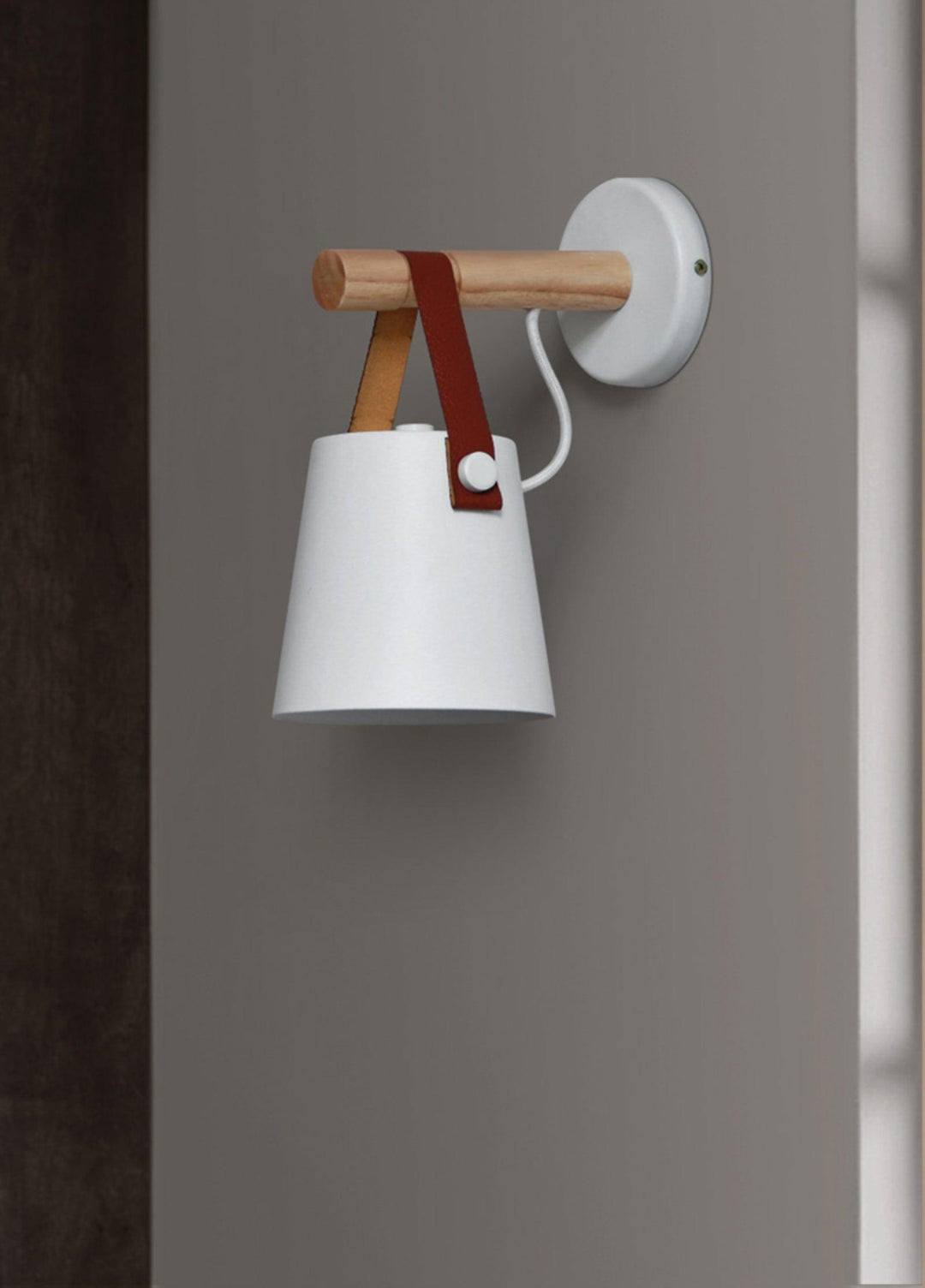 Drewniana stożkowa lampa ścienna