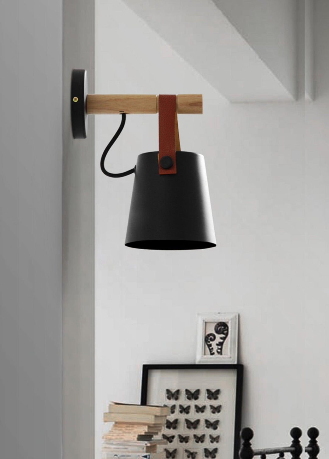 Drewniana stożkowa lampa ścienna